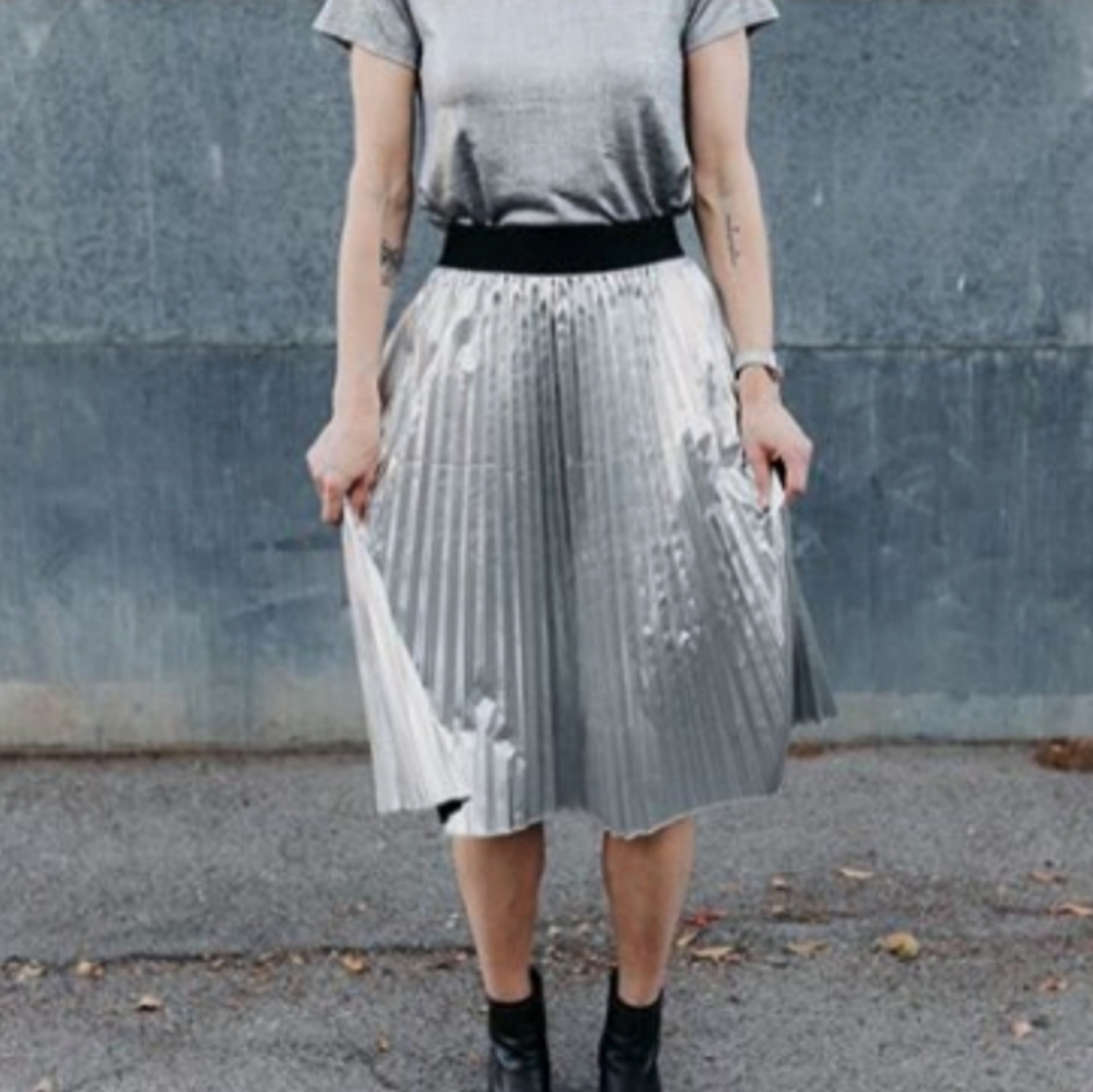LuLaRoe Jill Metallic Silver Pleated Skirt Sz M